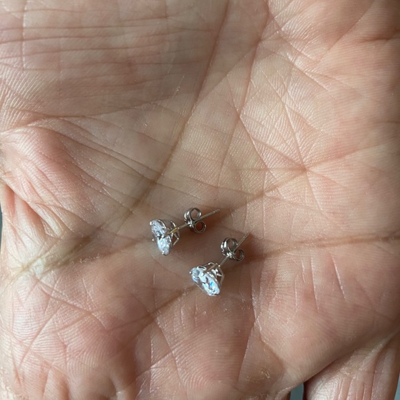 14K white gold diamond earrings - Picture 4 of 6